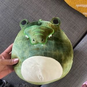 Squish-mallow (archer the alligator)